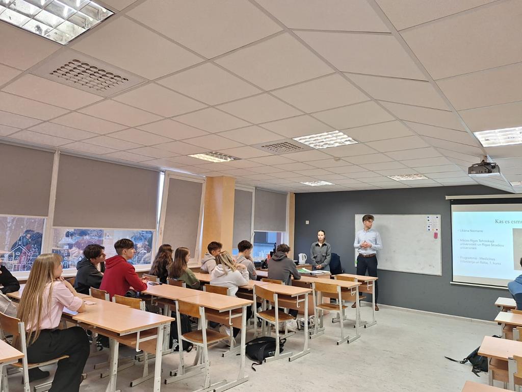 Absolventi informē par studiju iespējām